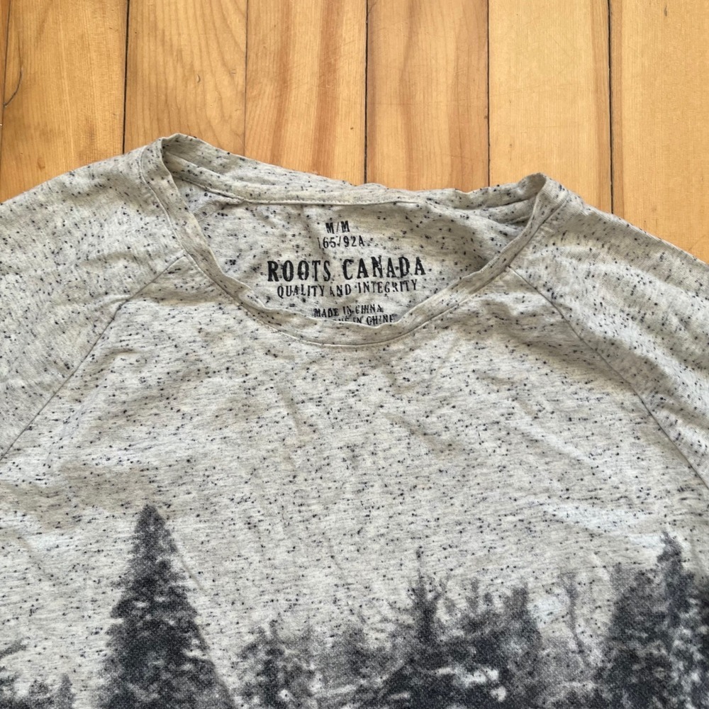 Roots Canada Mens Medium Long Sleeve Graphic T-Shirt Grey Winter Cabin Print - Picture 2 of 6